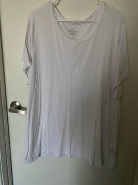 torrid White Scoop Neck Short Sleeve Tee